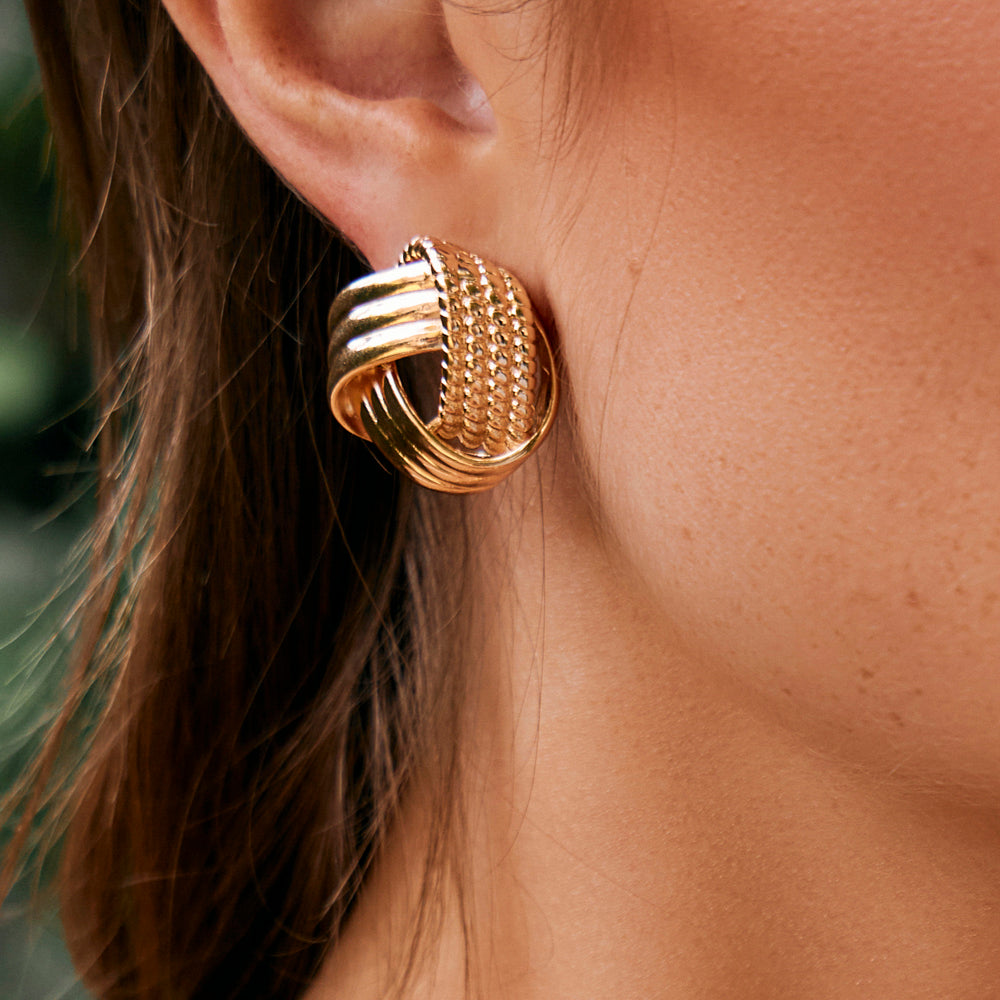 Brinco Nó Escultural – Dourado Texturizado