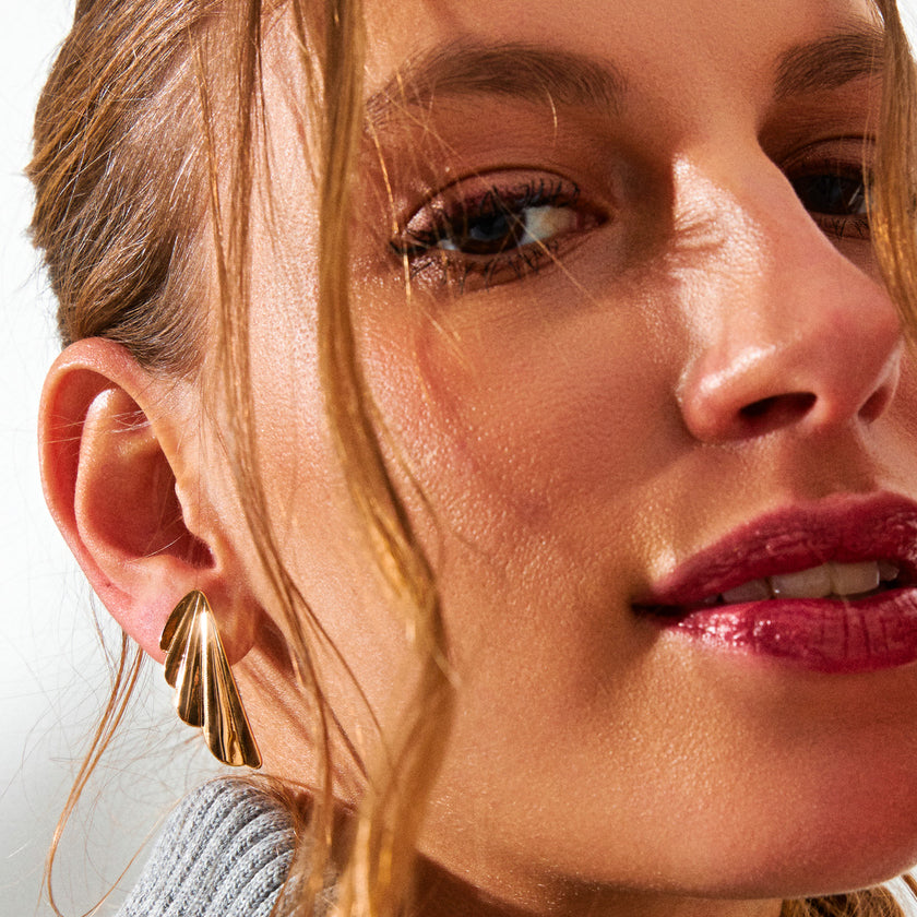 Brinco Leque Escultural – Banho Ouro 18k