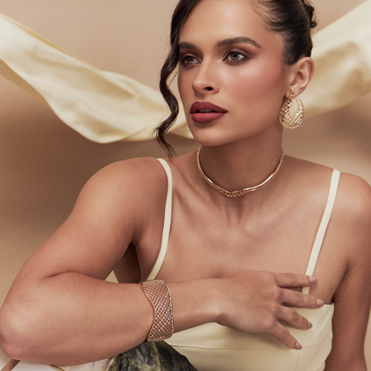 Brinco Escultural Textura do Tempo — Banho Ouro 18k