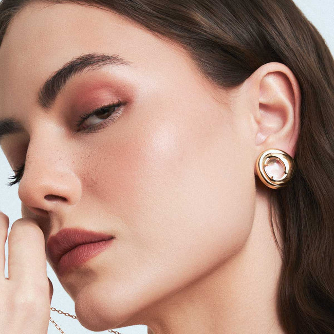 Brinco Botão Luz Orgânica em Cristal Branco