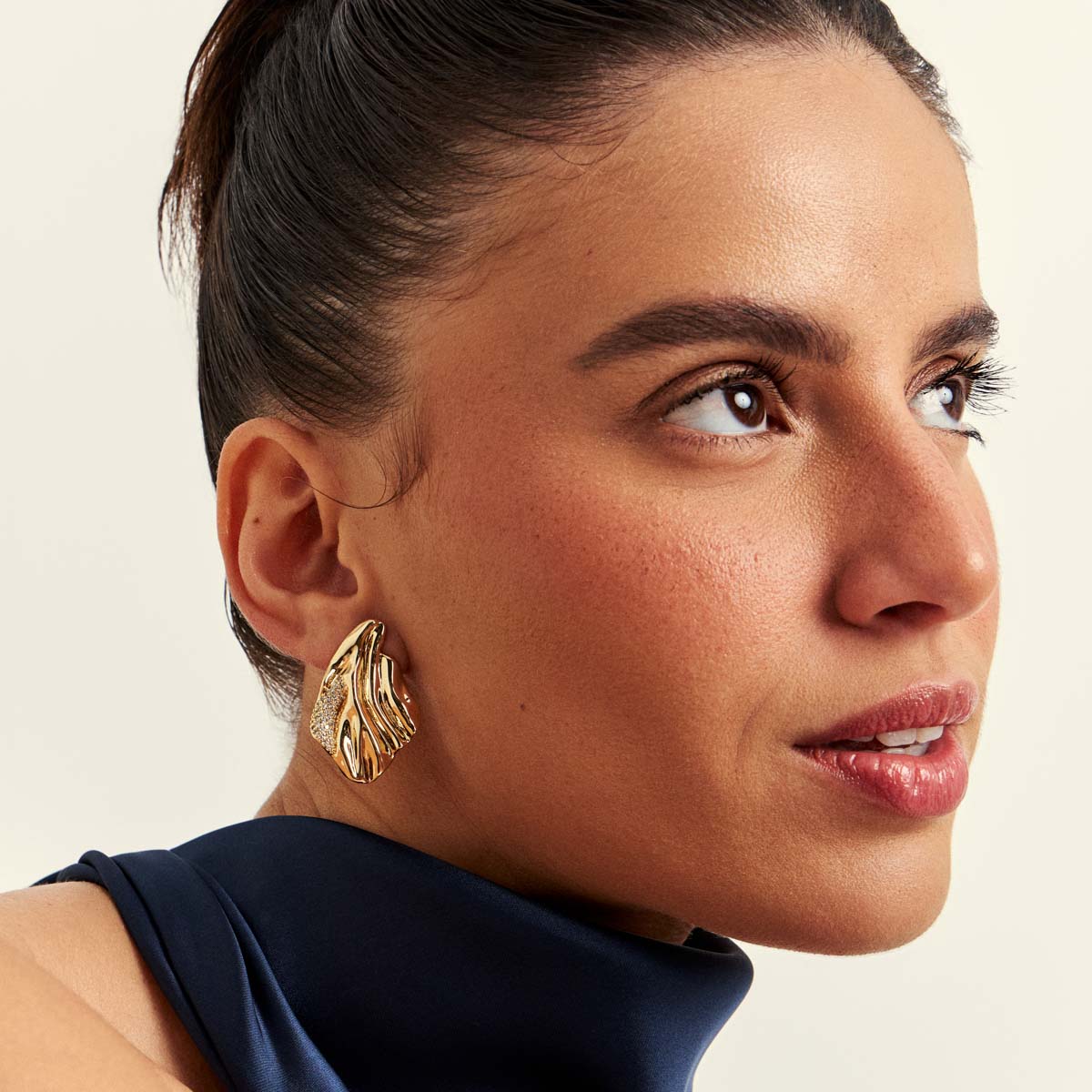 Brinco Escultural Ondas de Luz · Caminhos do Tempo