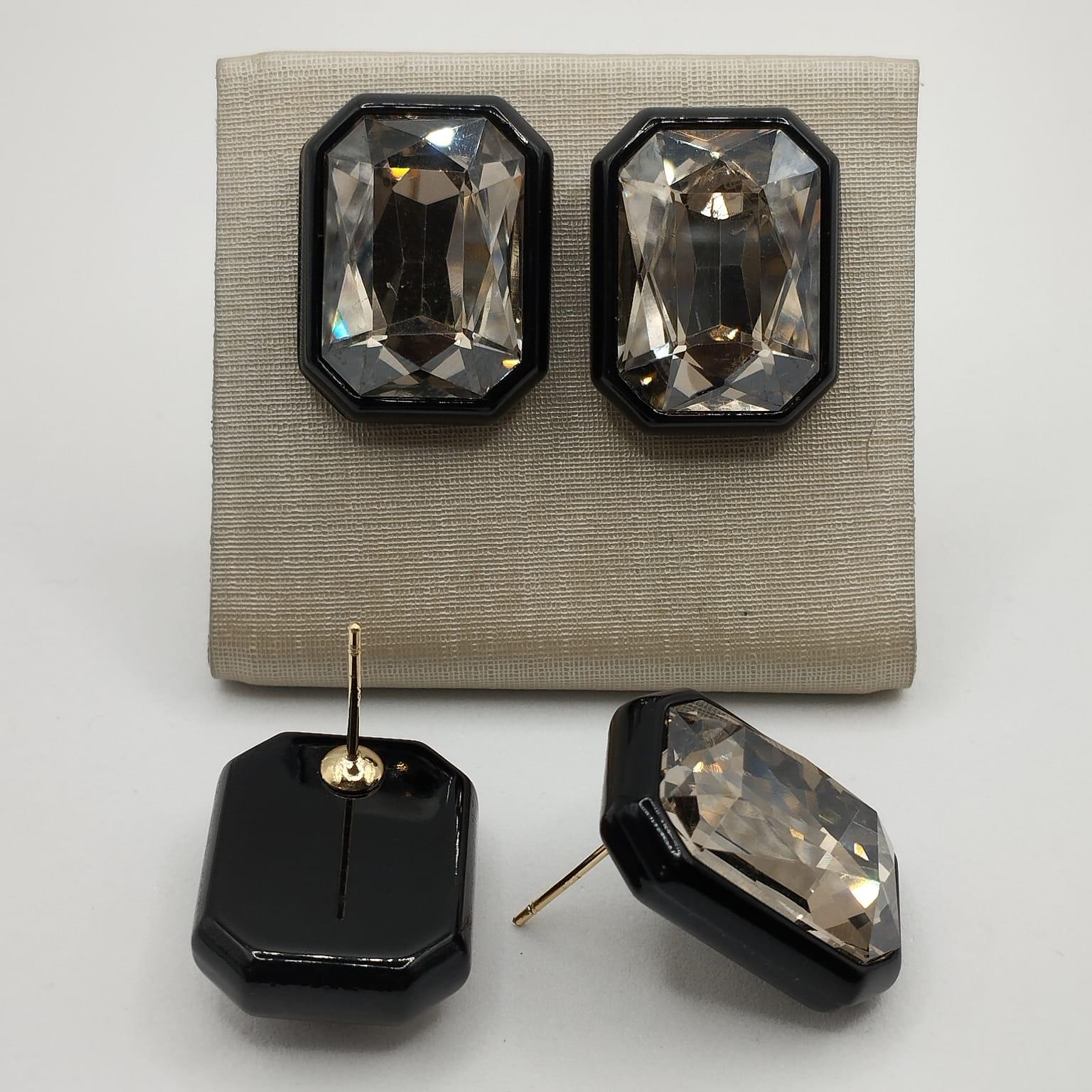 Brinco Octogonal em Cristal Fumê com Esmaltação Preta – Banho Ouro 18k