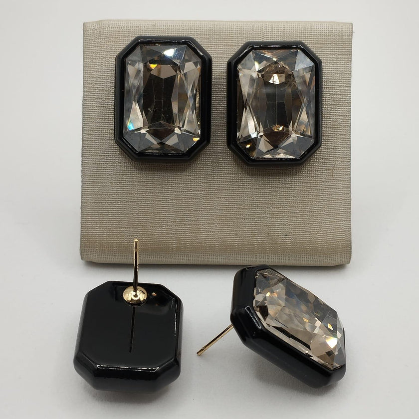 Brinco Octogonal em Cristal Fumê com Esmaltação Preta – Banho Ouro 18k