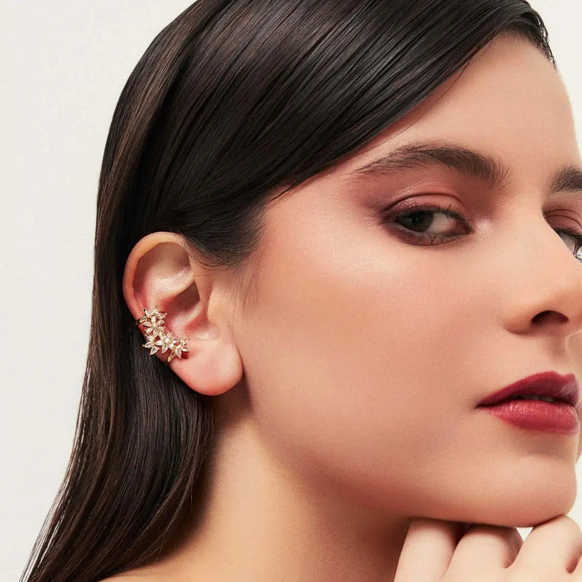 PIERCING DE ORELHA DE FLORES E CRISTAIS BANHADO A OURO
