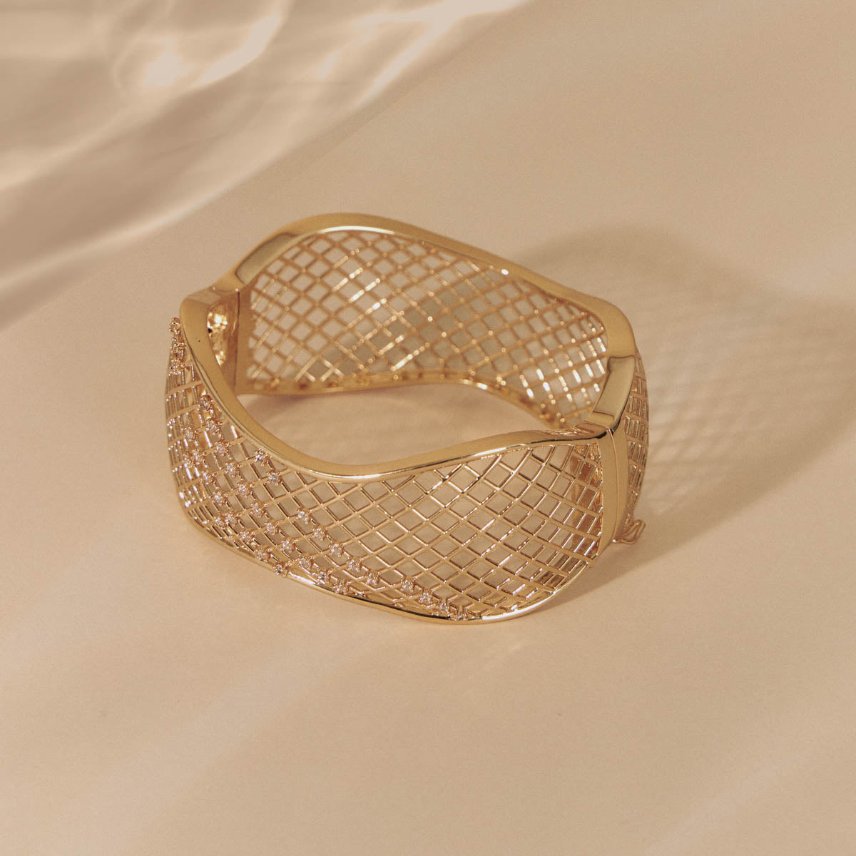 Bracelete Escultural Vazado · Caminhos do Tempo