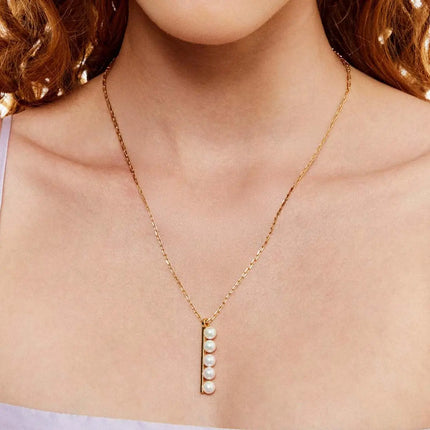 COLAR COM PINGENTE CURVO DE PÉROLA SHELL BANHADO A OURO