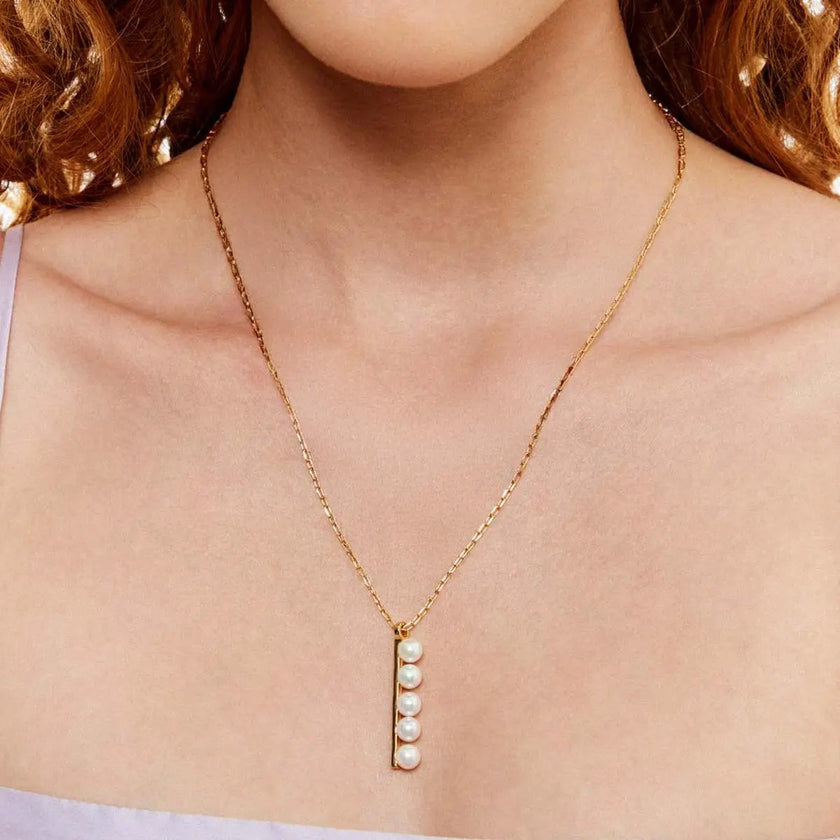 COLAR COM PINGENTE CURVO DE PÉROLA SHELL BANHADO A OURO