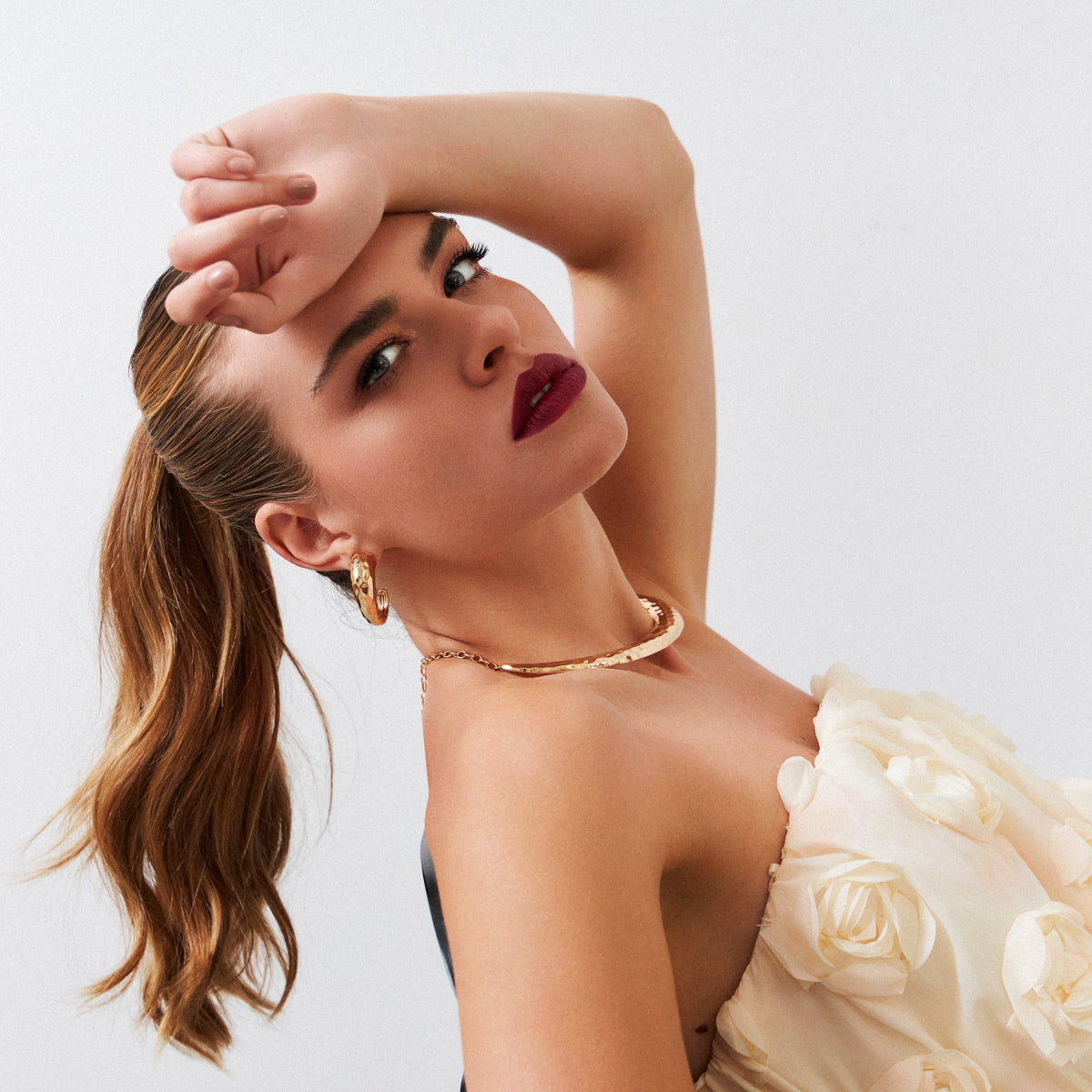 Choker Esculpido Martelado Dourado