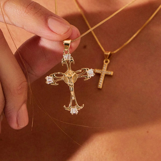 COLAR COM PINGENTE DE CRUCIFIXO E CRISTAIS BANHADO A OURO