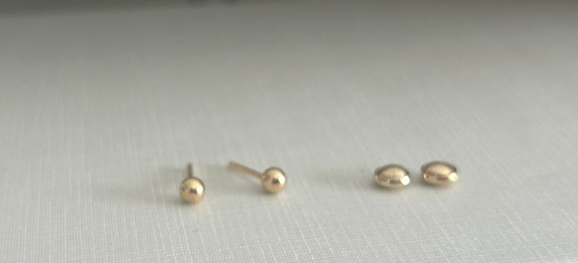 Brinco Mini Esfera Lisa Dourada 3mm | Tarraxa Conforto