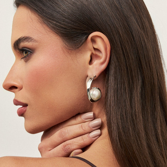 Brinco Argola Escultural com Pérola Shell