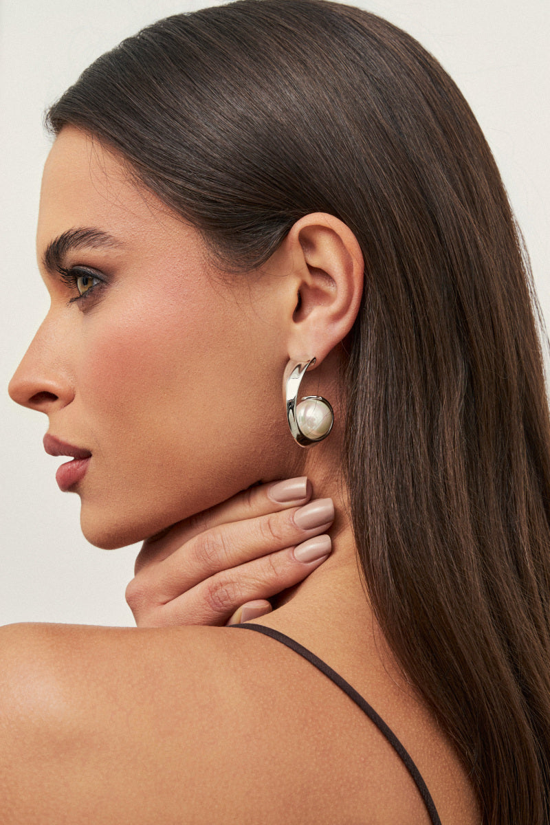 Brinco Argola Escultural com Pérola Shell