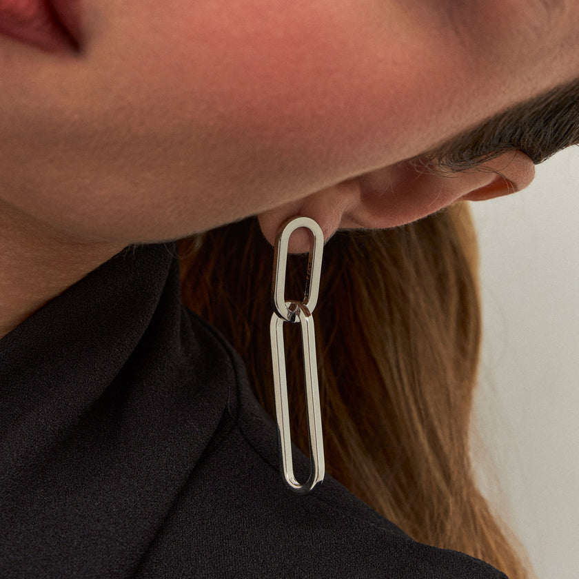 Brinco Elos Vazados Longos em Ródio Branco