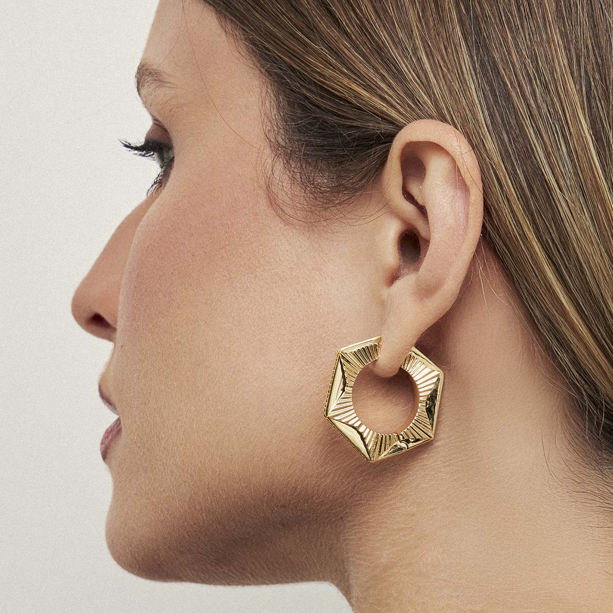 Argola Geométrica com Zircônias – Ouro 18k