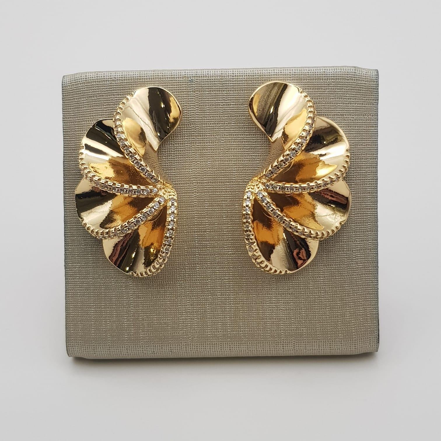 Brinco Orgânico Dourado com Zircônias – Vivere Selection