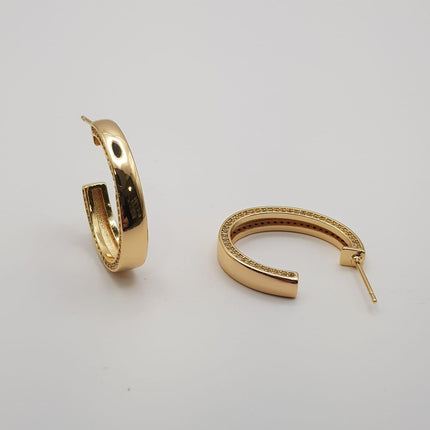 Brinco Meia-Argola Lisa com Detalhe de Pontos – Banho Ouro 18k