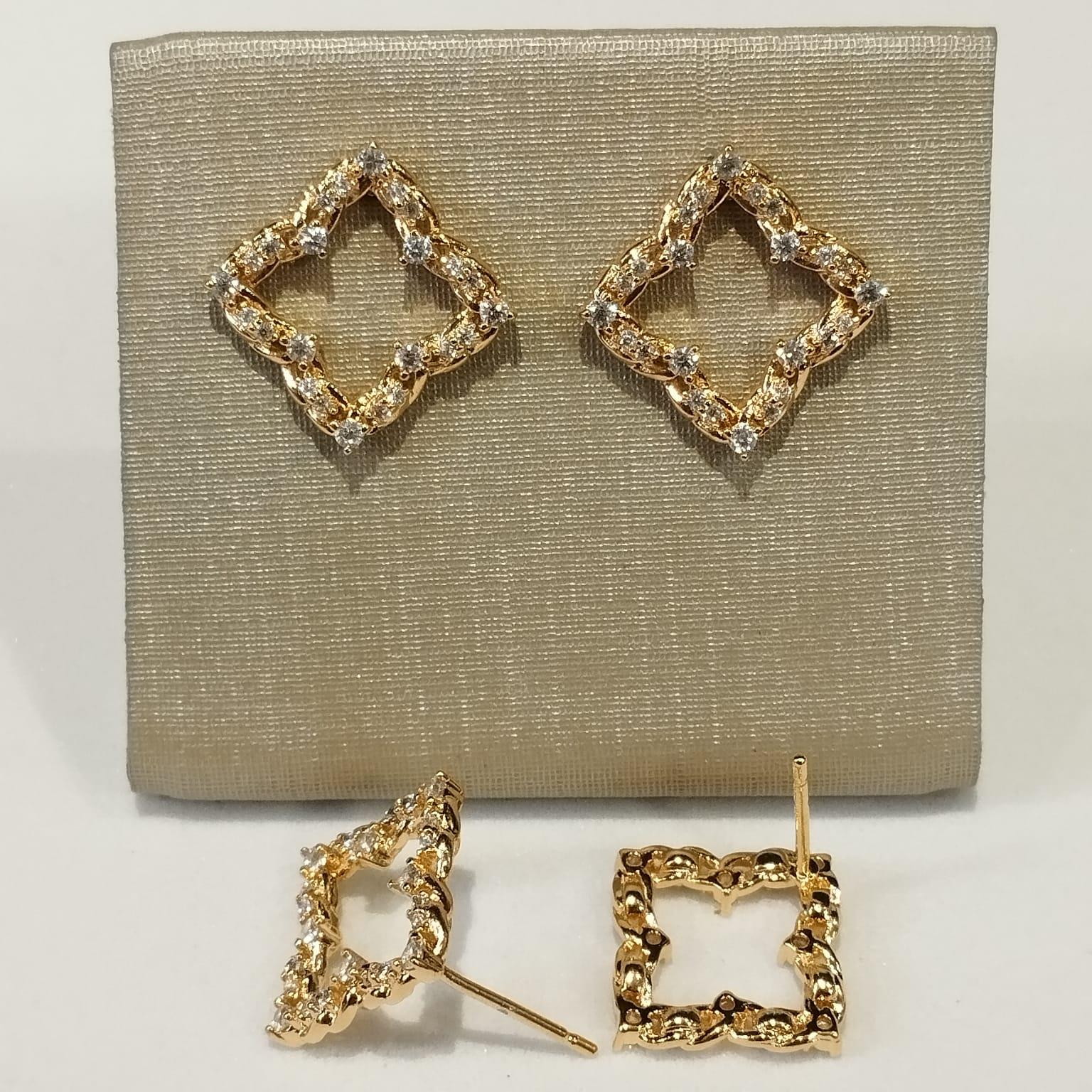 Brinco Trevo Vazado com Zircônias