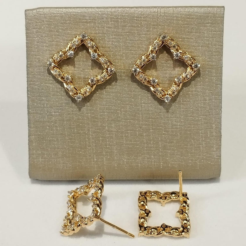 Brinco Trevo Vazado com Zircônias