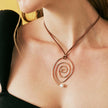 Colar Espiral com Pérola – Banho Ouro 18k