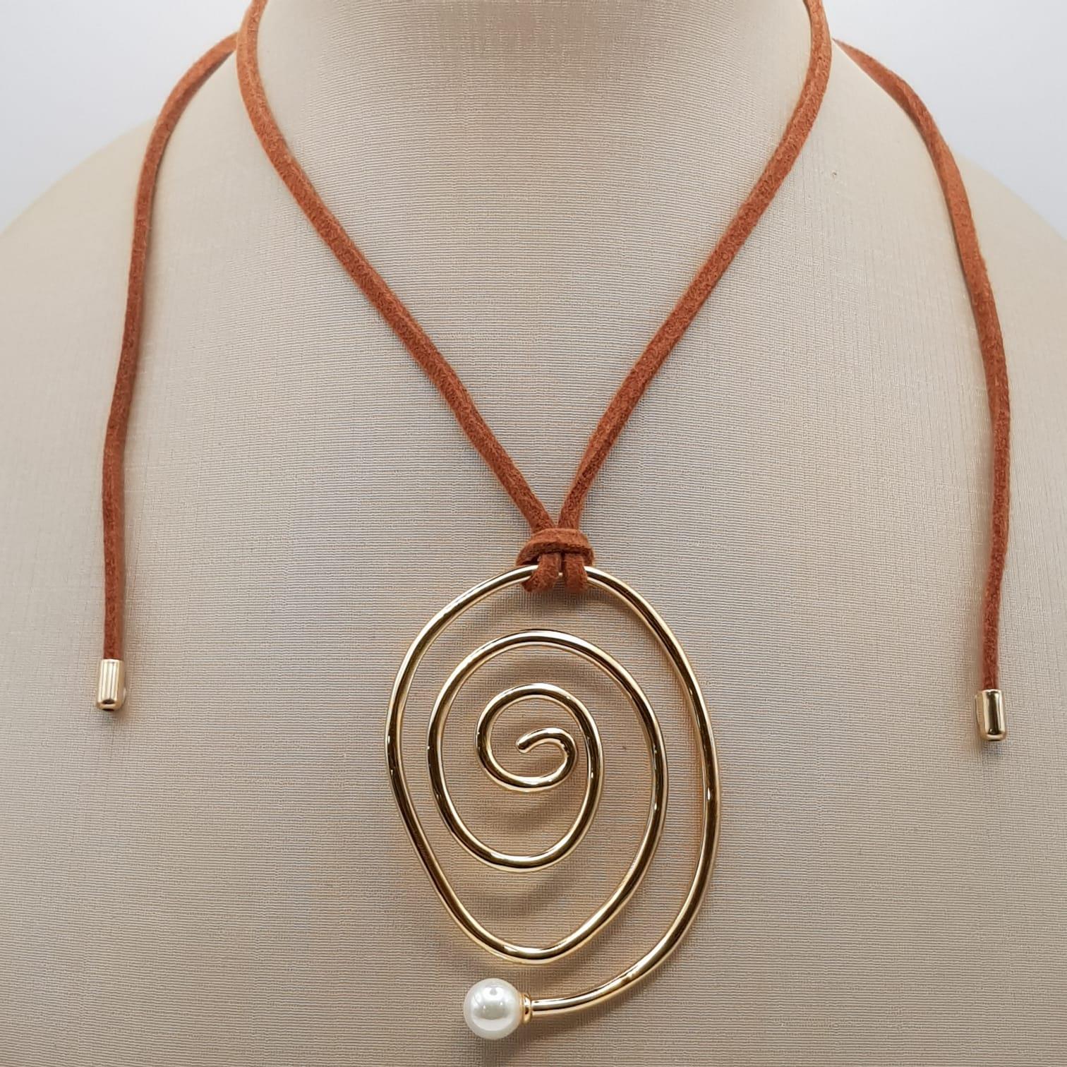 Colar Espiral com Pérola – Banho Ouro 18k