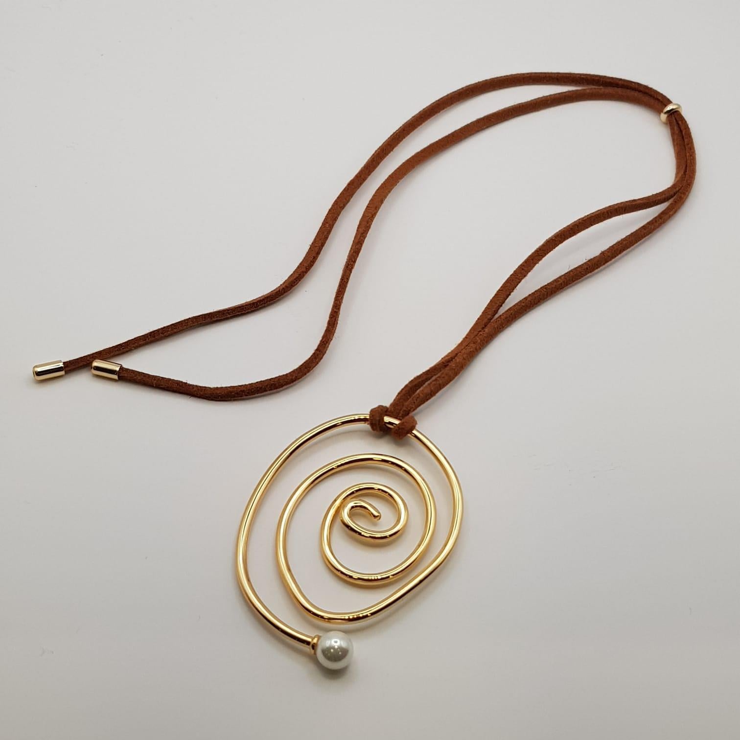 Colar Espiral com Pérola – Banho Ouro 18k