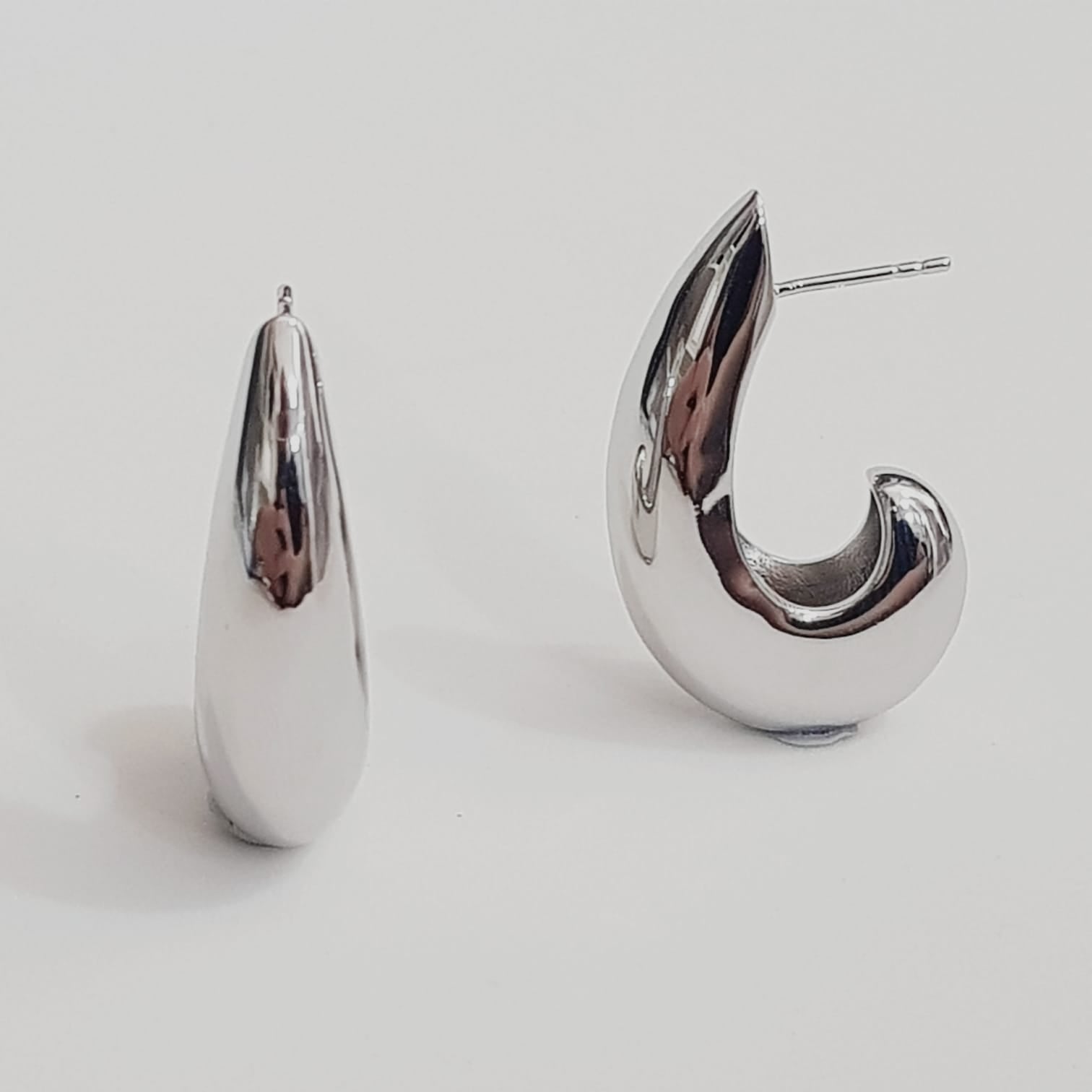 Brinco Gota Escultural – Ródio Espelhado