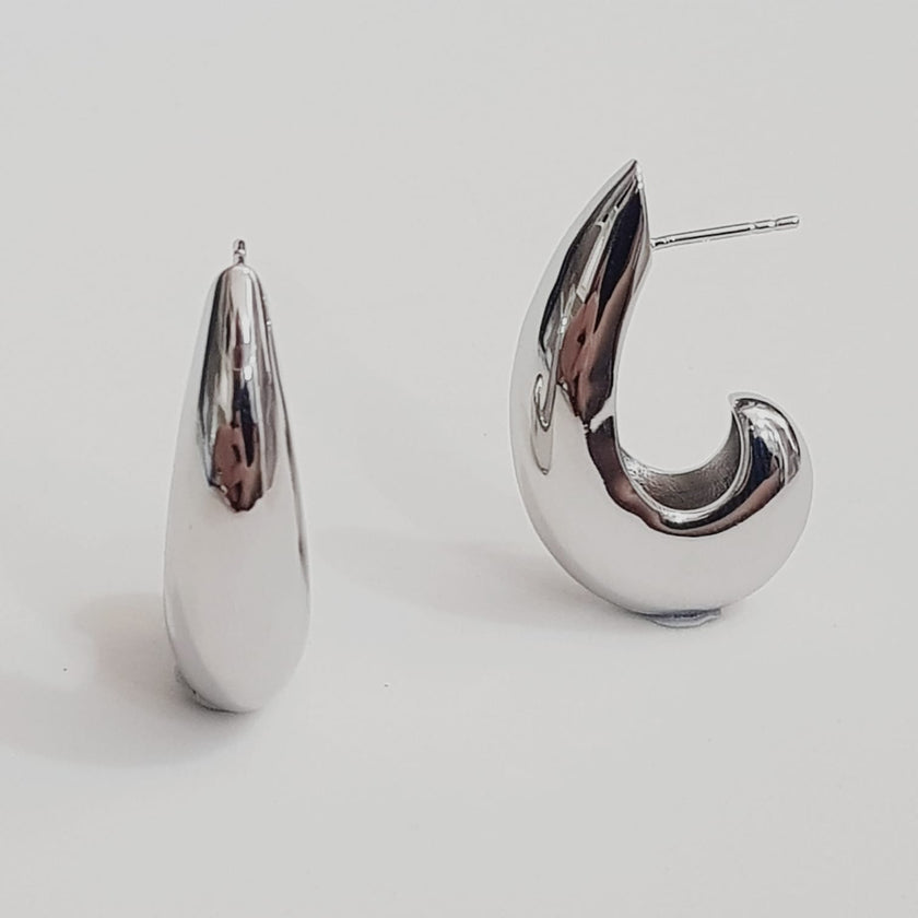 Brinco Gota Escultural – Ródio Espelhado