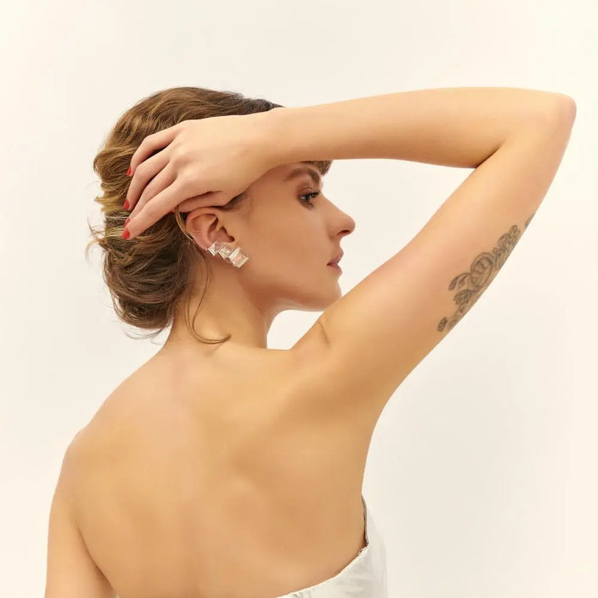 Ear Cuff ICE Cristal usado na orelha, com composição geométrica de cristais transparentes e acabamento em ródio branco.