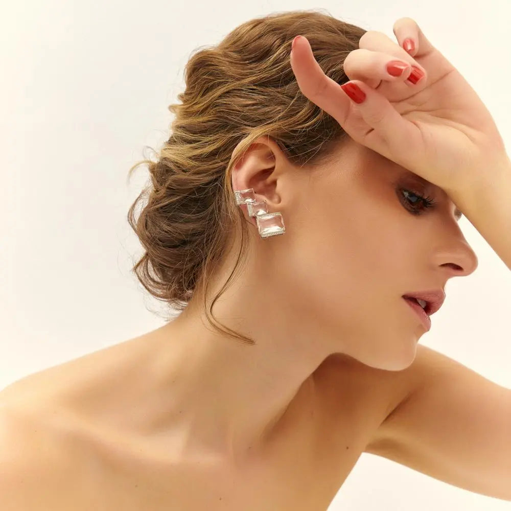 Ear Cuff ICE Cristal da coleção ICE VN Collettiva em composição contemporânea com cristais transparentes e brilho sofisticado.