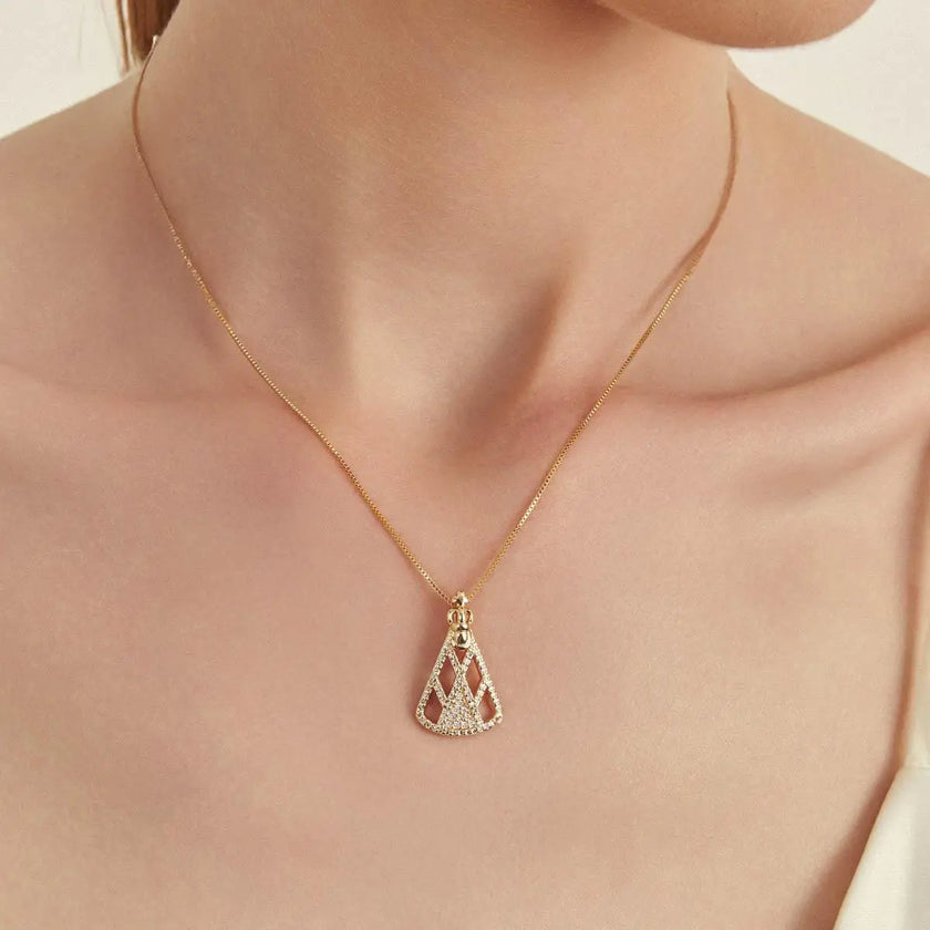 Colar Nossa Senhora Aparecida com zircônias usado em composição delicada no colo feminino