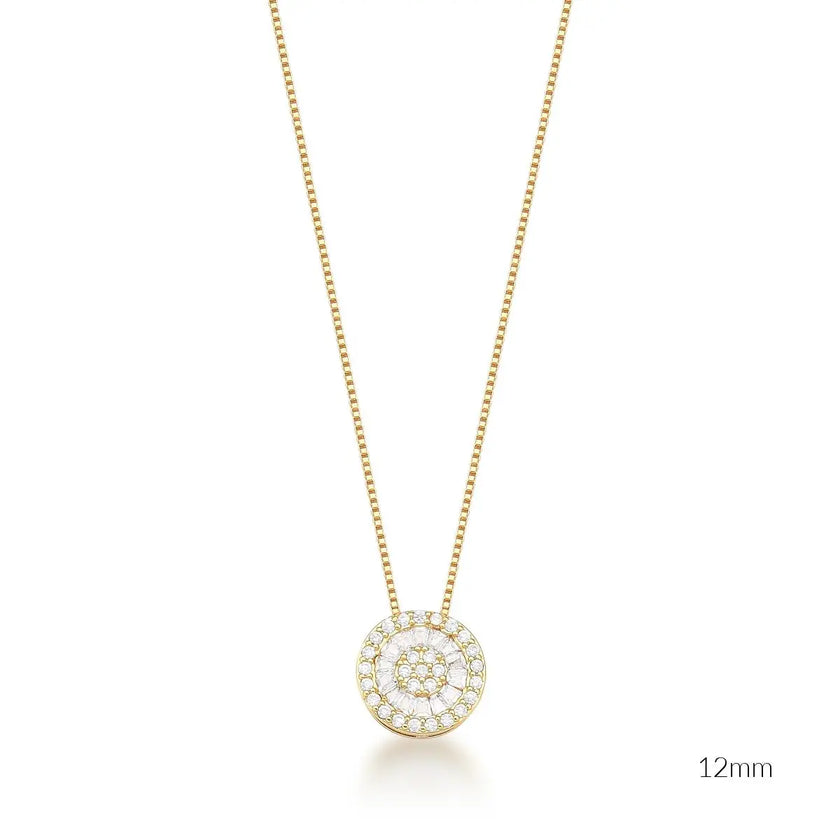 Colar Aurora com zircônias baguete e acabamento dourado visto em detalhe.