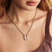 Colar ICE Cristal usado no colo, com pingente retangular e brilho sofisticado.