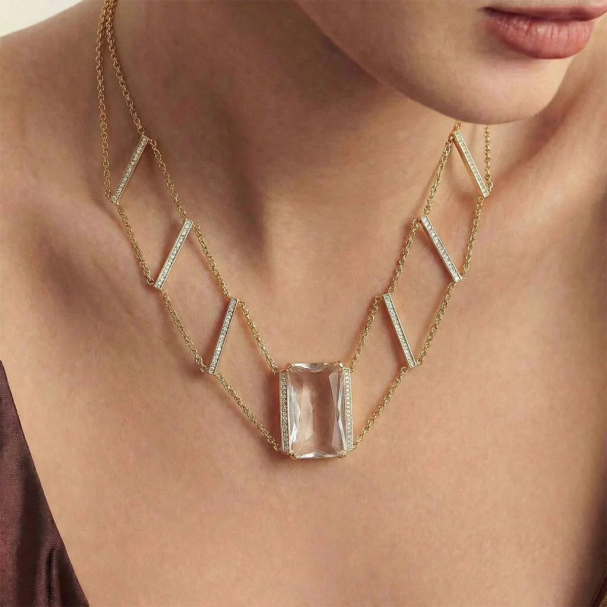 Choker ICE Cristal usada no colo, com desenho geométrico e brilho transparente.