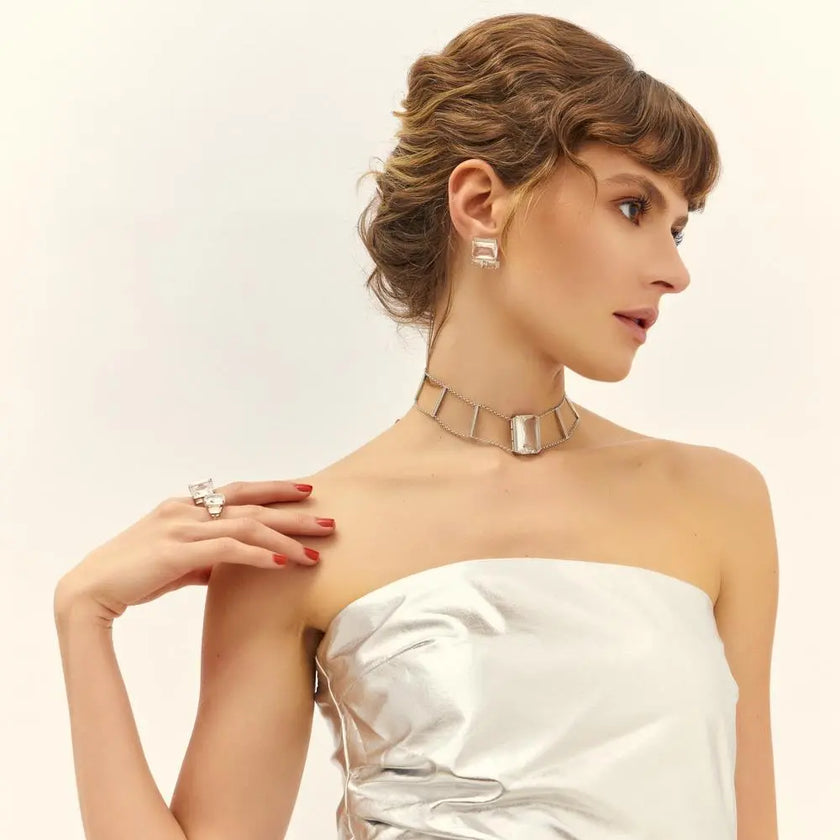 Choker ICE Cristal em ródio branco usada próxima ao colo, destacando o cristal retangular transparente e a composição geométrica da coleção ICE VN Collettiva.