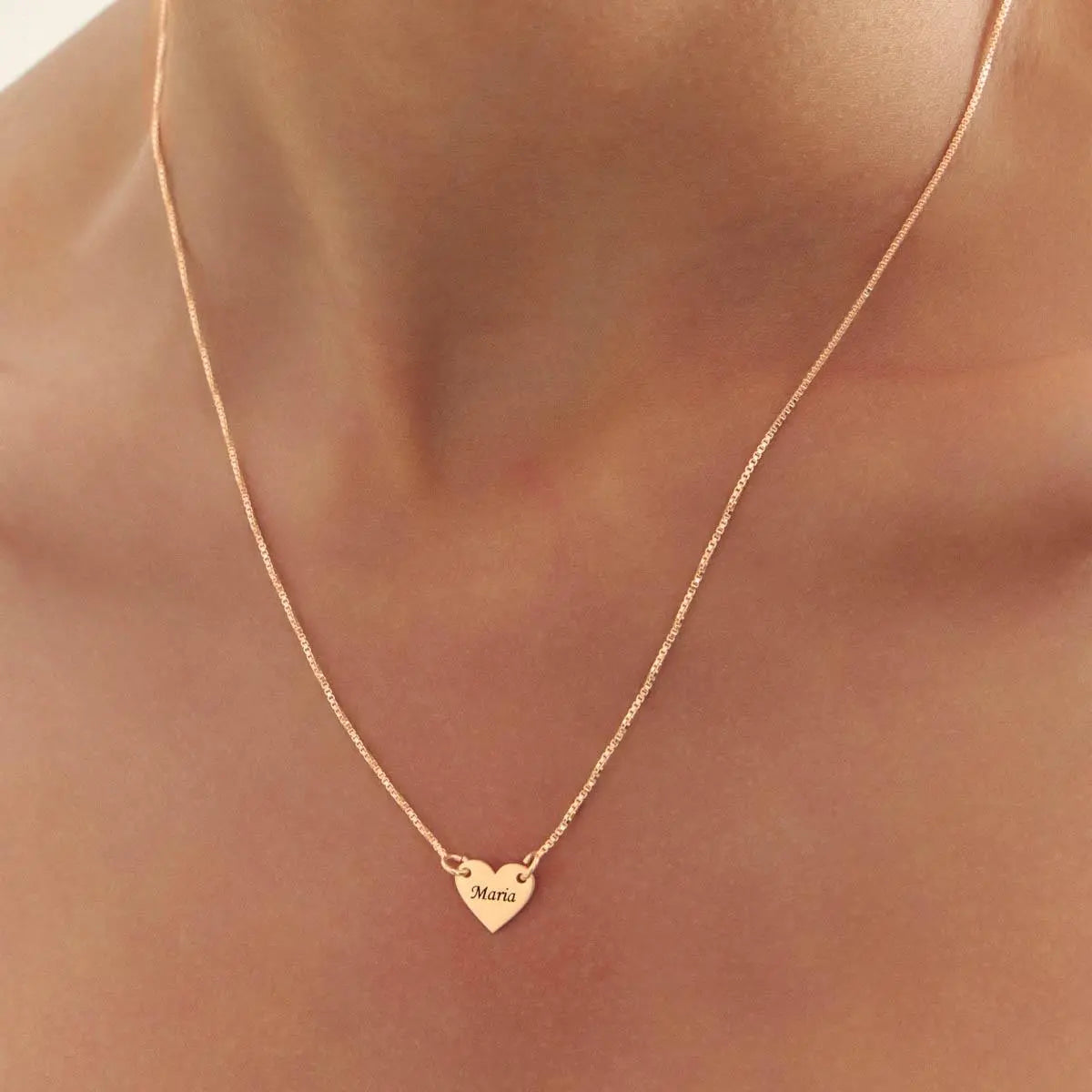 Colar delicado com coração personalizado em banho ouro 18k usado no pescoço