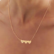 Colar delicado com 3 corações personalizados em banho ouro 18k usado no pescoço