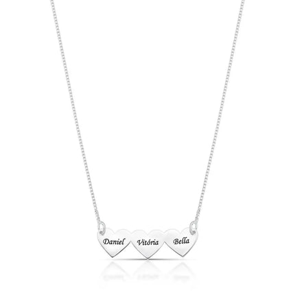 Colar com 3 corações personalizados em prata lisa com nomes gravados