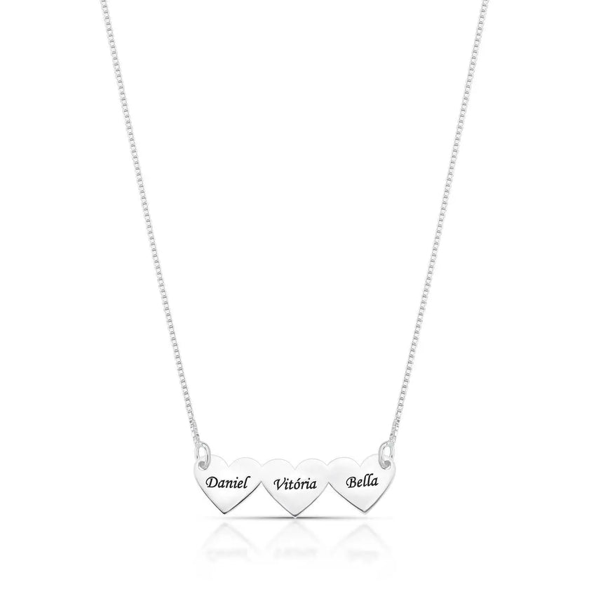 Colar com 3 corações personalizados em prata lisa com nomes gravados