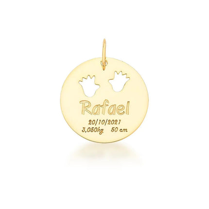 Pingente nascimento com mãozinha personalizado com nome em banho ouro 18k, com gravação de nome, data, peso e tamanho do bebê.